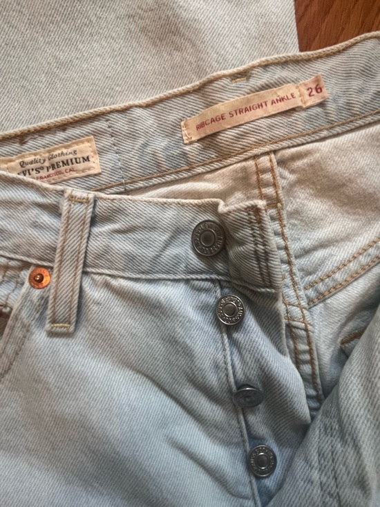 LEVI’S Ribcage Light Blue Distressed - Picture 6 of 7